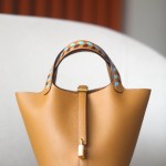 Picotin Lock 18 Epsom Sesame(2S) Gold Hardware