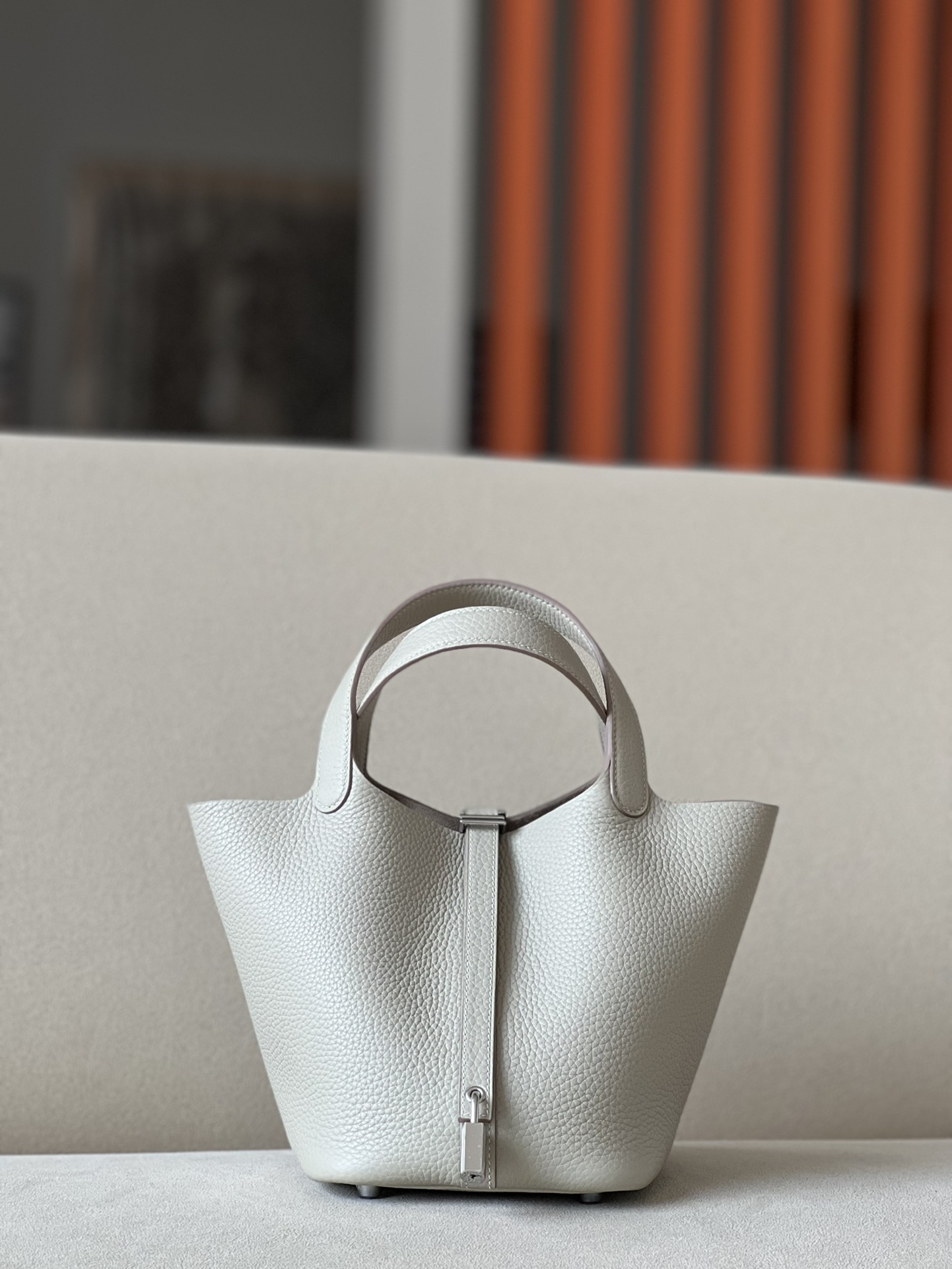 HSC-6E7128F57C55 Picotin Lock 18 Clemence Beton(8L) Palladium Hardware - Image 1