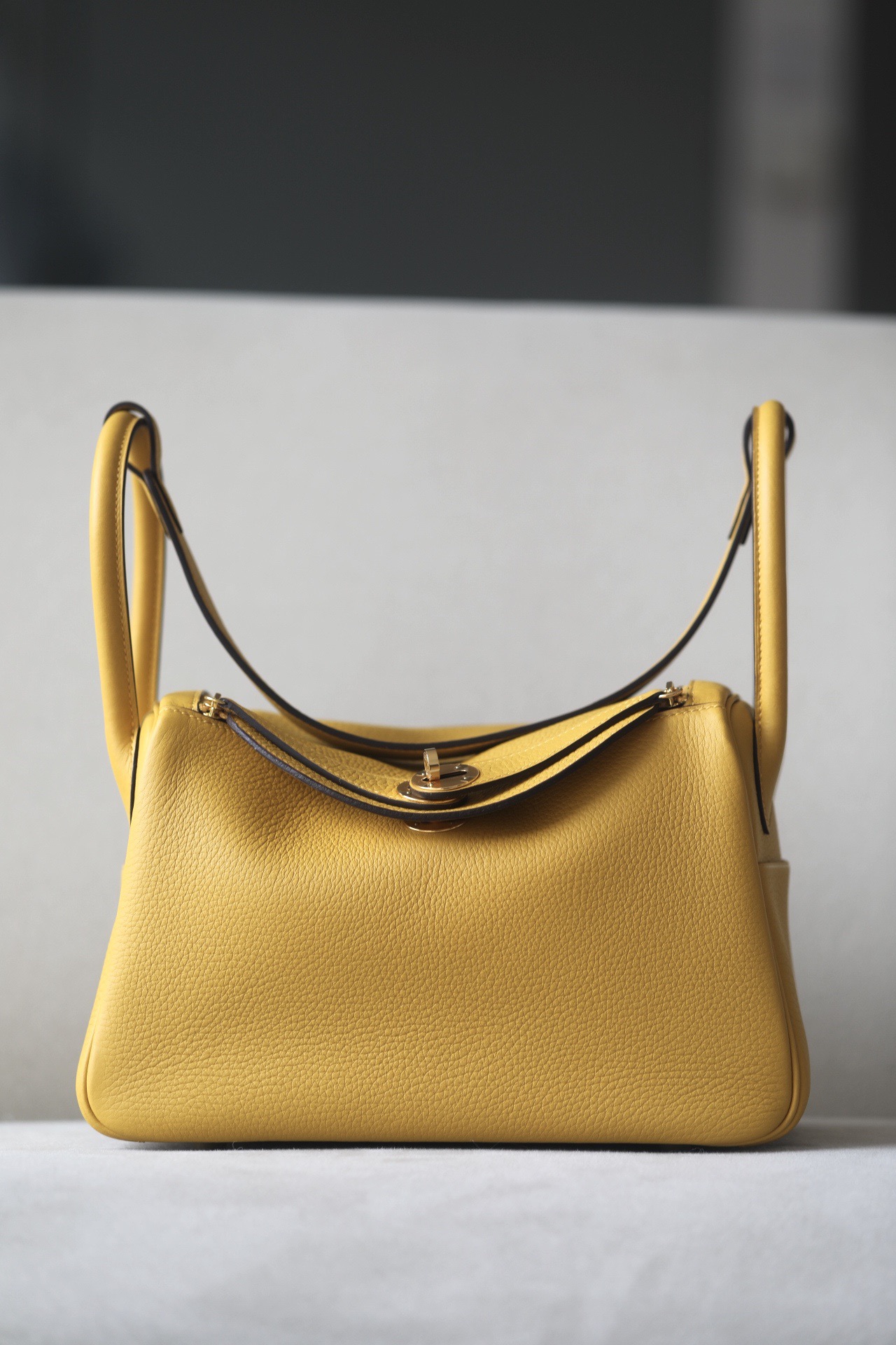 HSC-7C7AA5CF735E Lindy 26 Clemence Jaune Amber (9D) Gold Hardware - Image 1