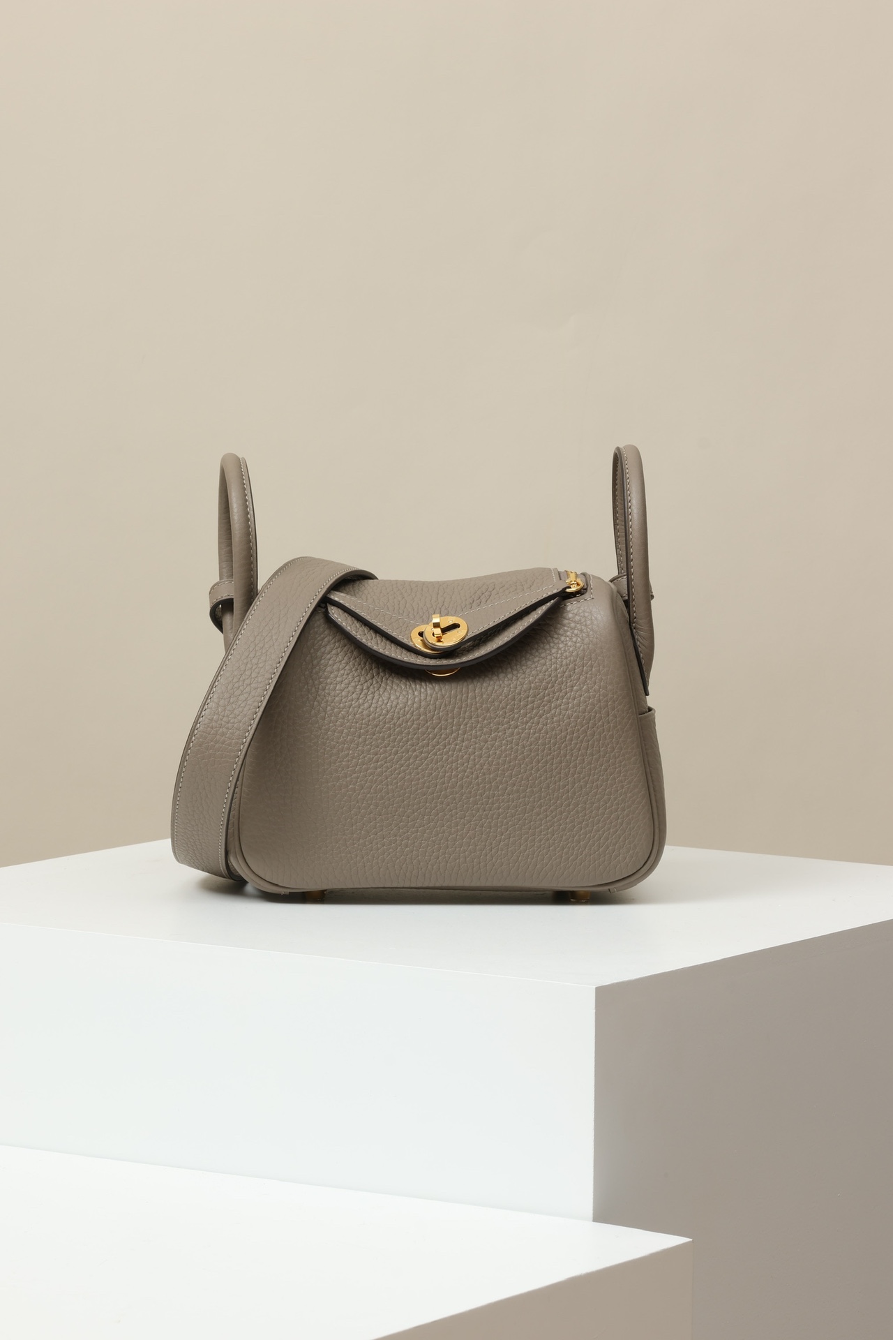 HSC-9216DDFF3813 Lindy Mini Clemence Gris Asphalte (M8) Gold Hardware - Image 1