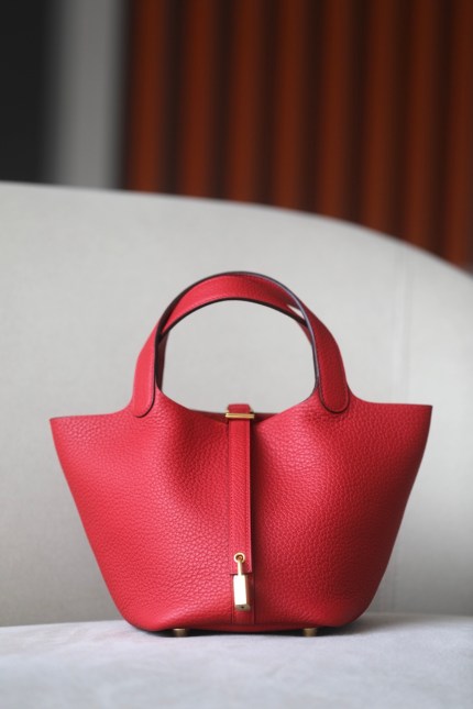 Picotin Lock 18 Clemence Rouge Laque(3M) Gold Hardware
