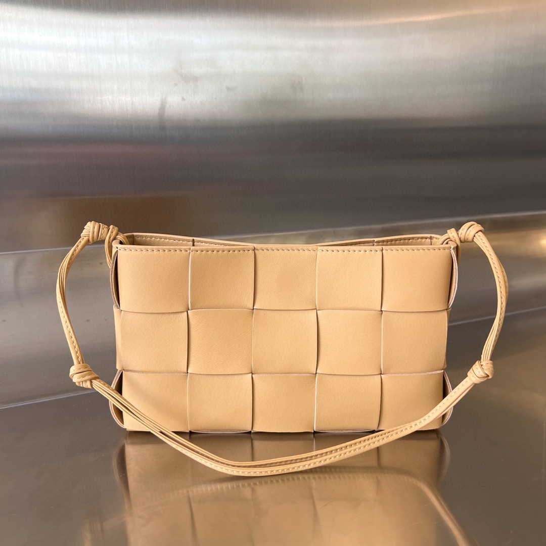 HSC-00B4959B6DFF Bottega Veneta BV Cassette Pouch On Strap - Image 1