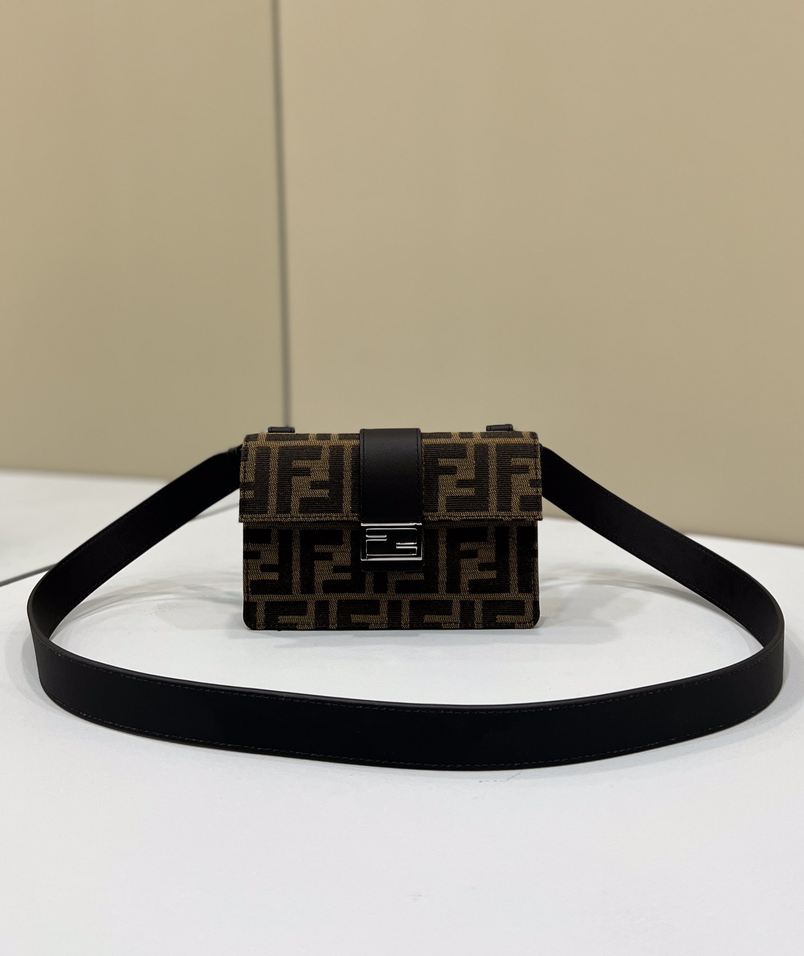 HSC-03E667C7C7A6 Fendi Baguette Bag - Image 1