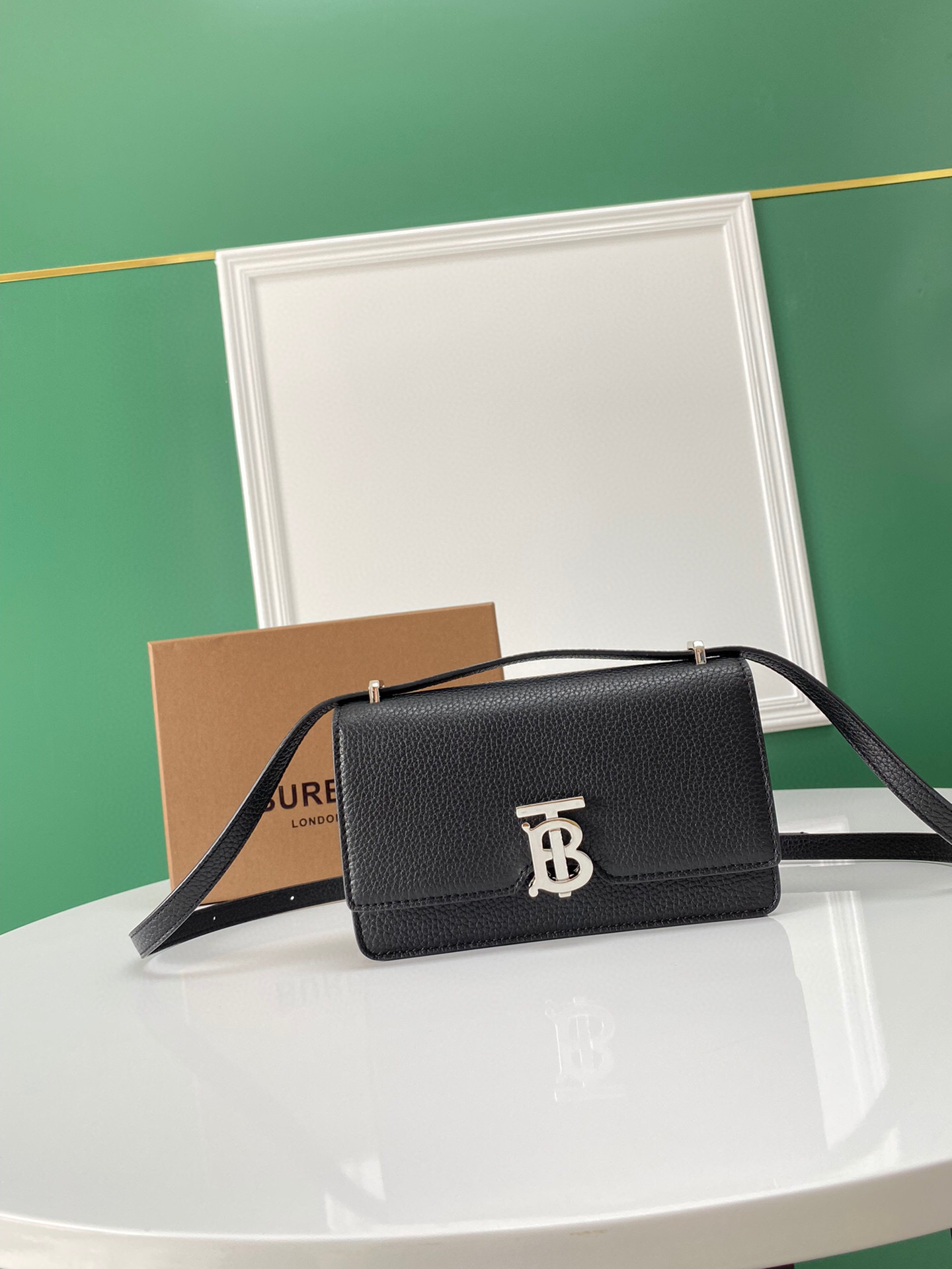 HSC-07D9D5C5C732 Burberry Robin - Image 1