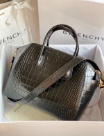 Givenchy Antigona Medium - Image 9