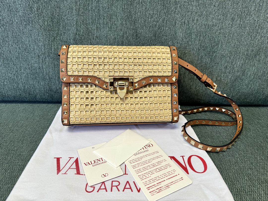 HSC-277A95FD4635 Valentino SMALL ROCKSTUD SHOULDER BAG IN WOVEN RAFFIA - Image 1