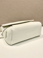 Leather bag with shoulder strap - Image 5