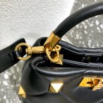 Valentino Garavani Roman Stud - Image 6