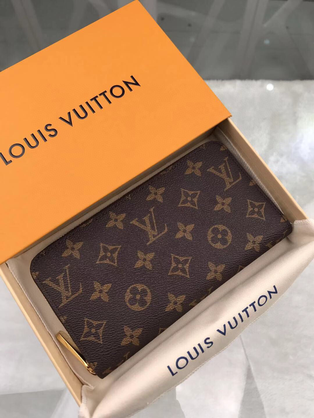 HSC-3AA6CFC2A225 Louis Vuitton Zippy Wallet - Image 1