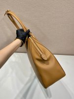 Large leather tote bag with zipper closure - Image 5