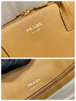 Large leather tote bag with zipper closure - Image 9