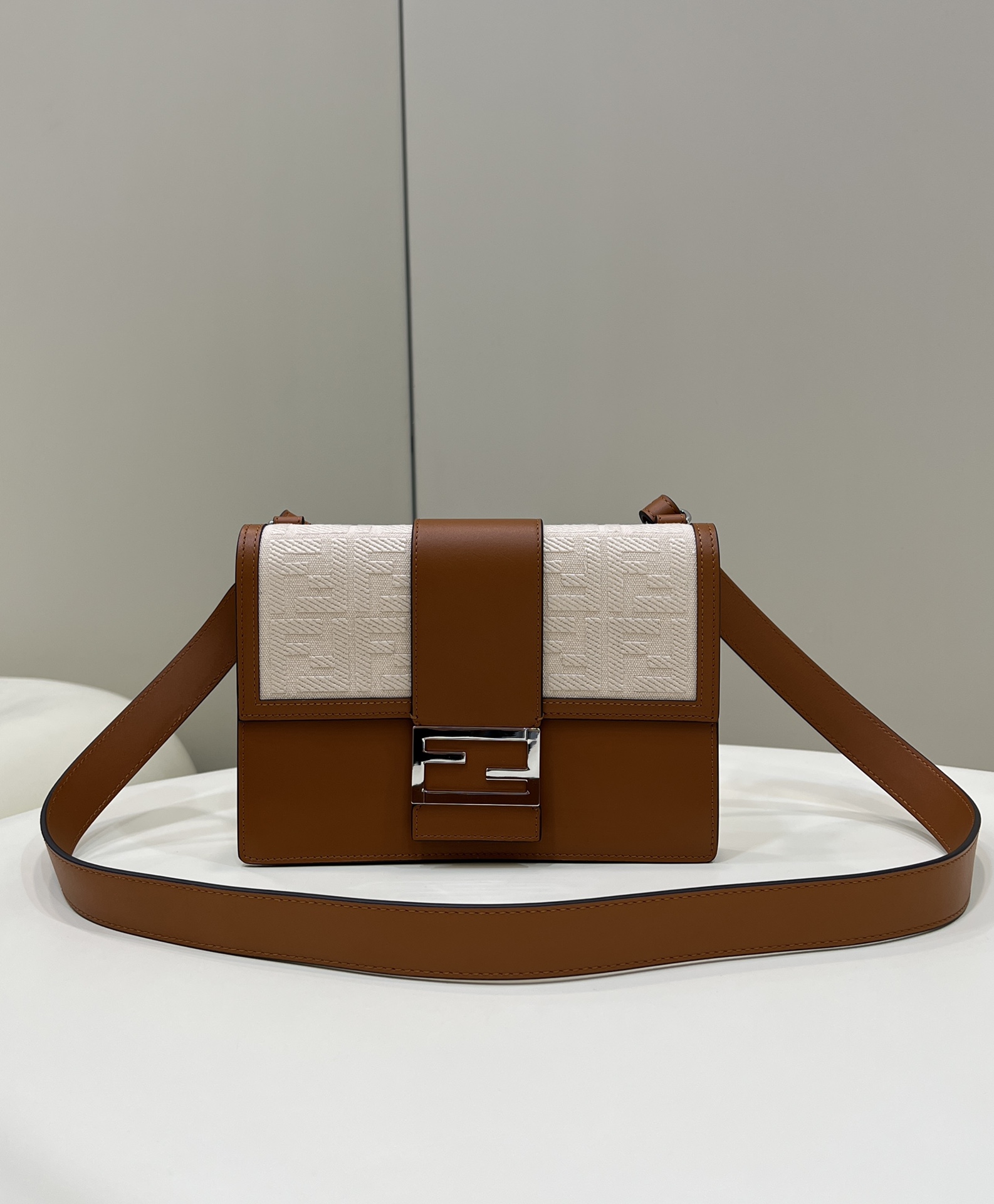 HSC-4EC4F00E6642 Fendi Baguette - Image 1