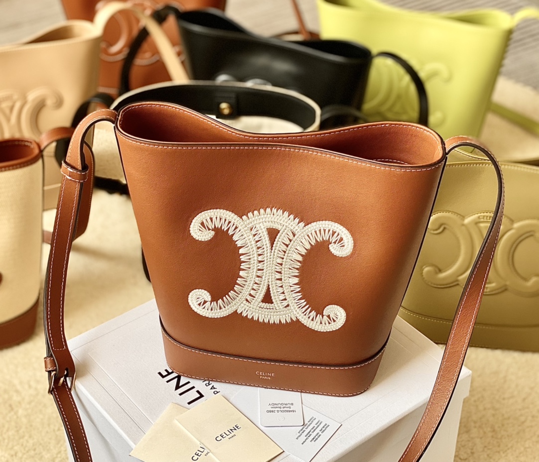 HSC-55E4F4830BC2 CELINE BUCKET CUIR TRIOMPHE BAG - Image 1