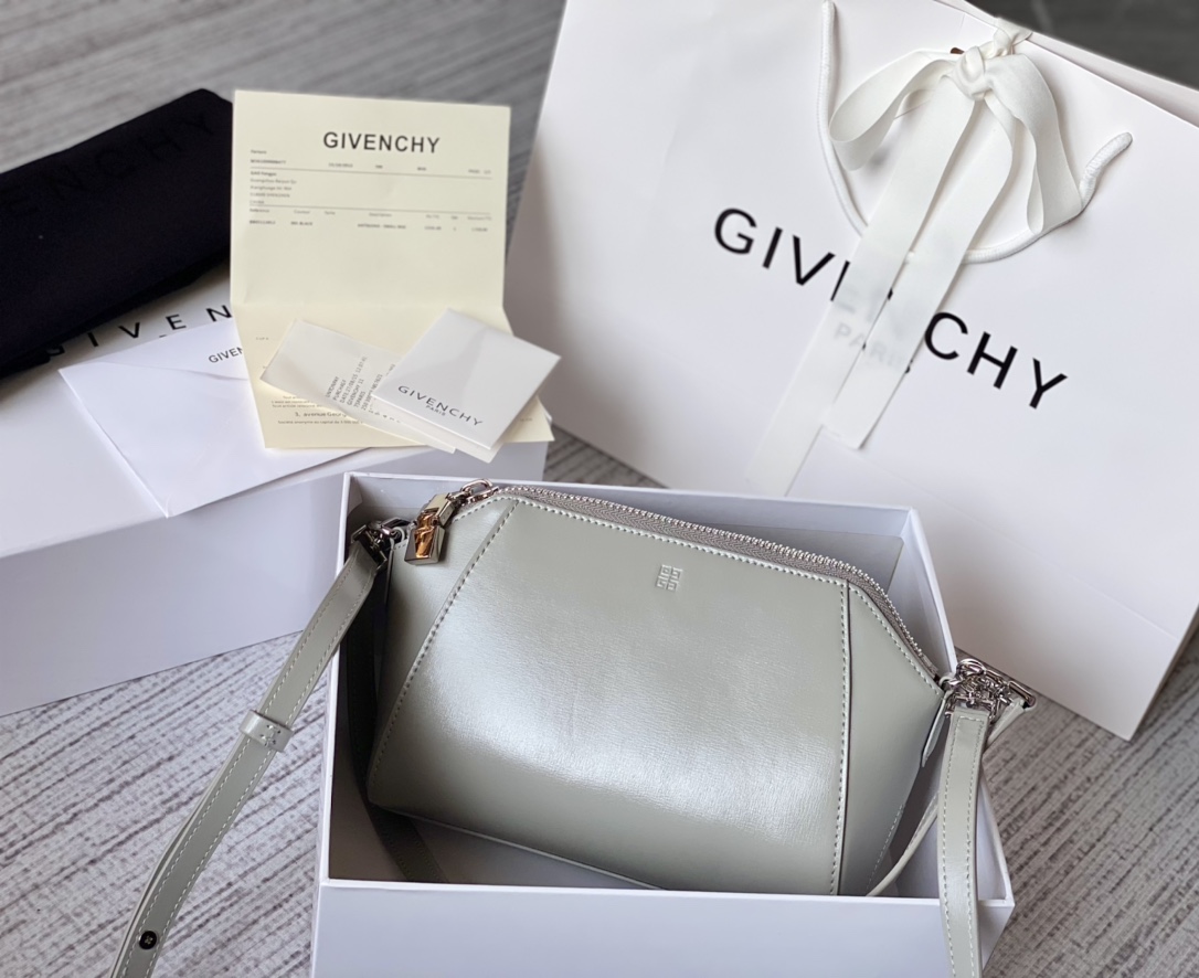 HSC-5FB771A76C40 Givenchy XS Antigona Bag - Image 1