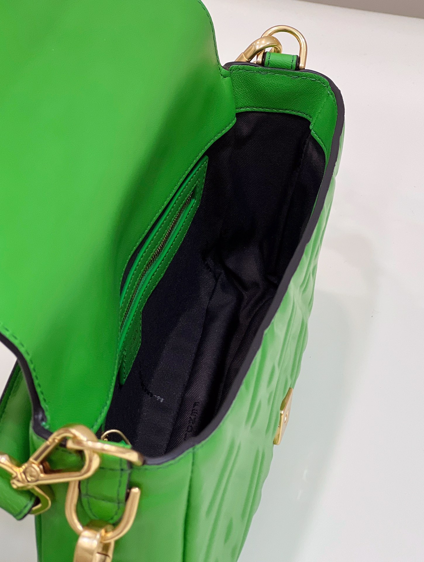 HSC-67DFD2392A88 Fendi Baguette Medium Bag - Image 1