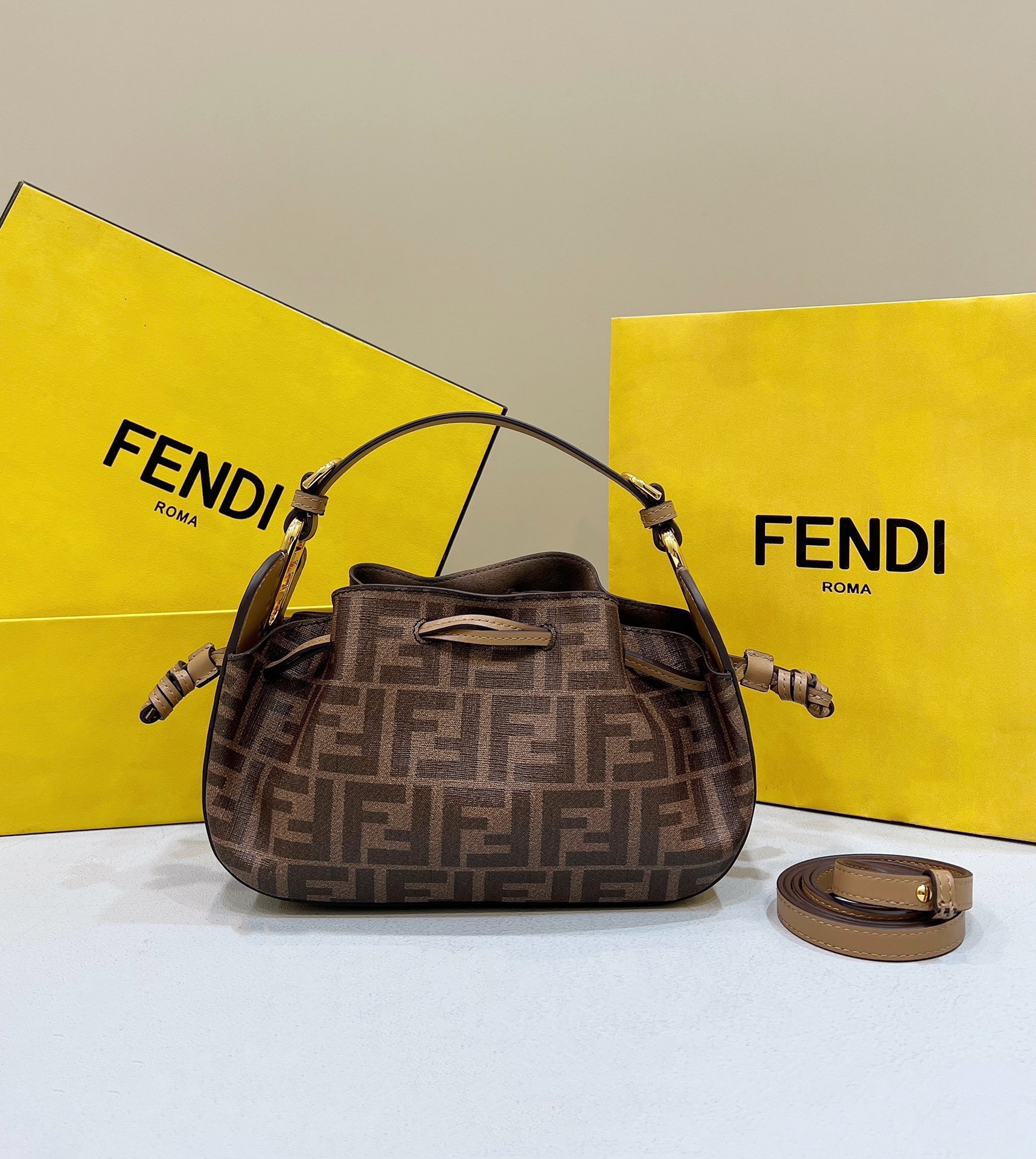 HSC-895F0E4C2567 Fendi Tote - Image 1