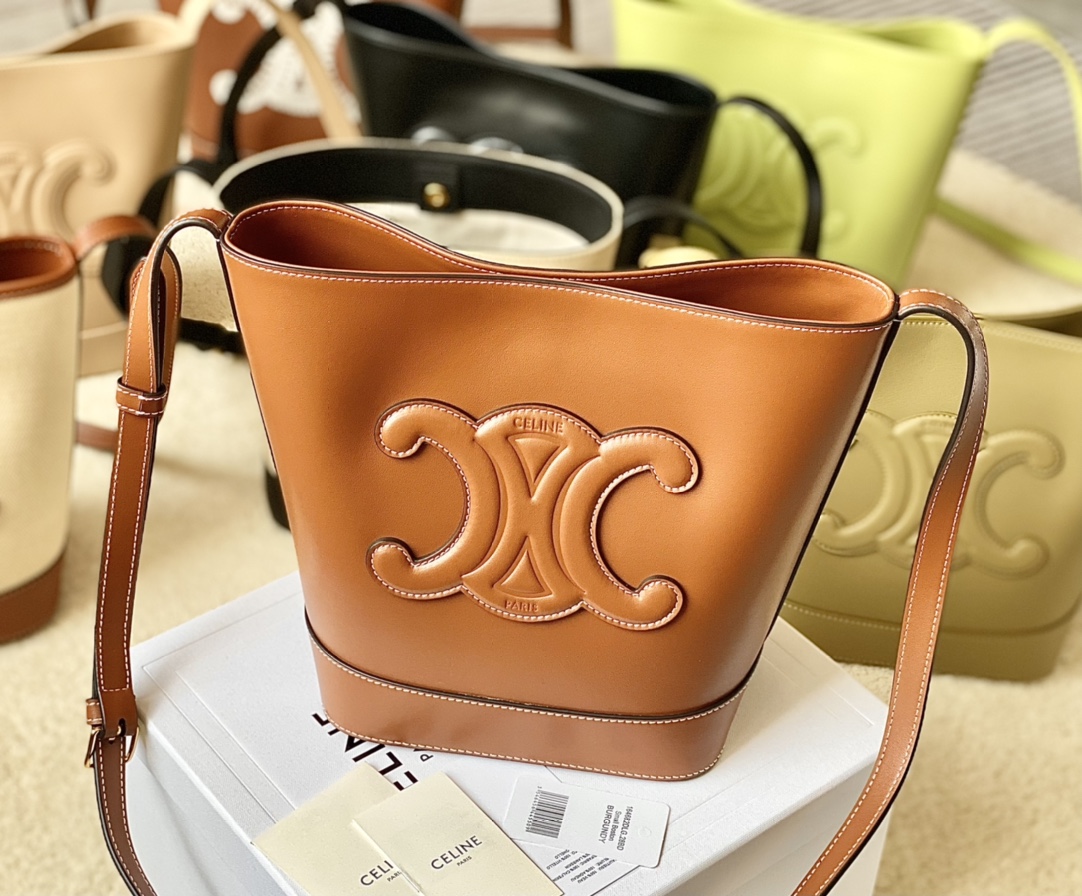 HSC-8B61B86C207F CELINE BUCKET CUIR TRIOMPHE BAG - Image 1