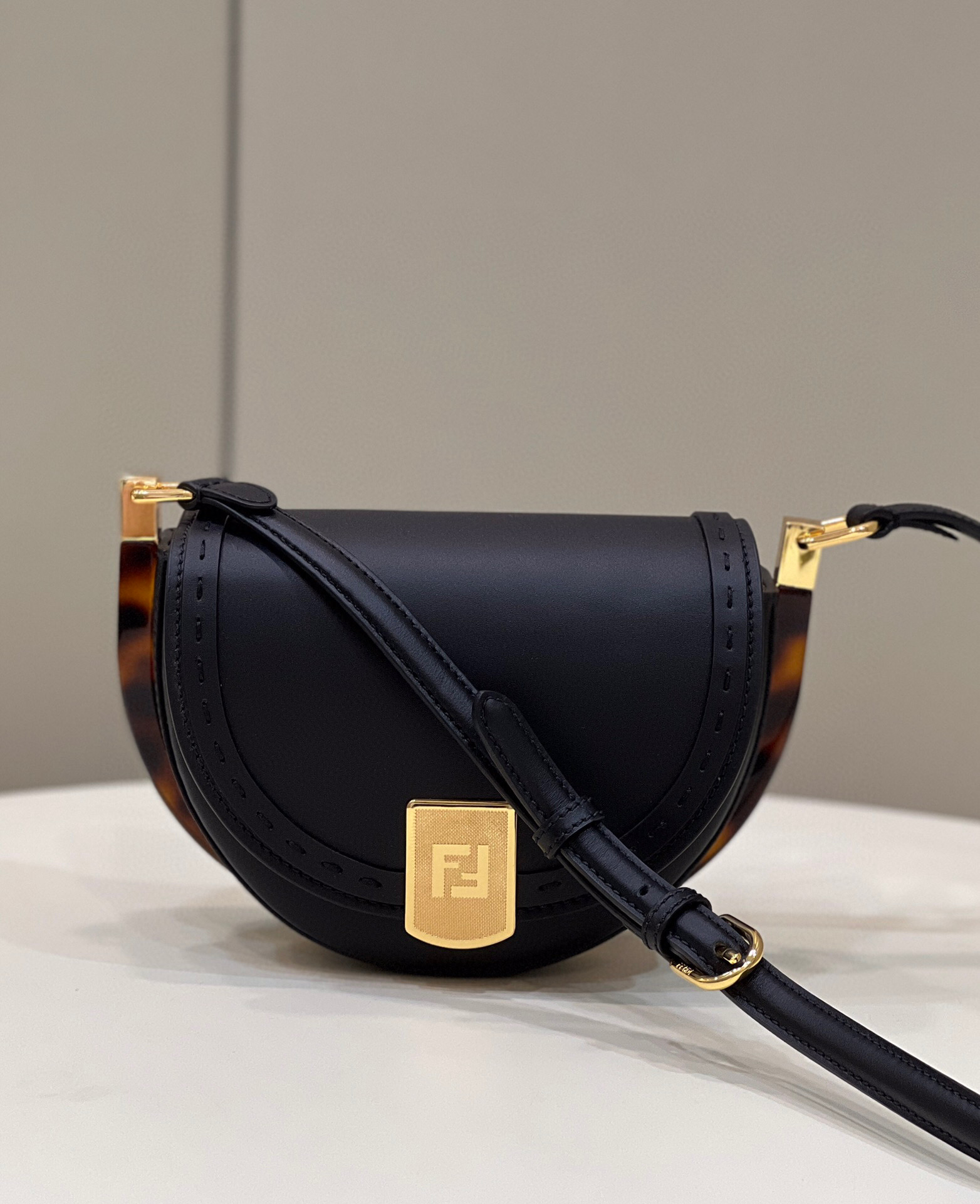 HSC-93DD19C1F804 Fendi Saddle - Image 1