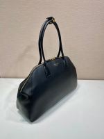 Large leather tote bag with zipper closure - Image 3