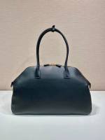 Large leather tote bag with zipper closure - Image 4