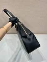 Large leather tote bag with zipper closure - Image 5