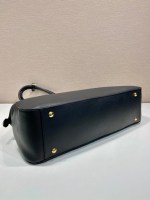 Large leather tote bag with zipper closure - Image 6