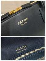 Large leather tote bag with zipper closure - Image 9