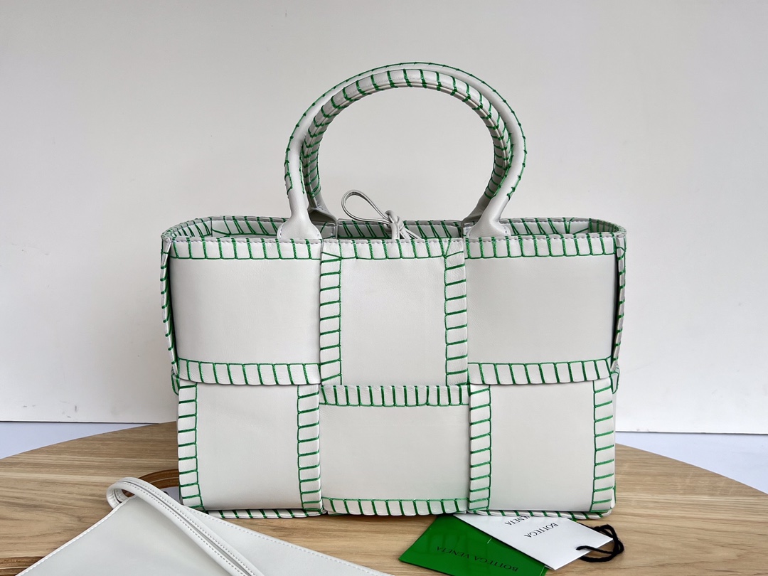 HSC-9B704829424A BOTTEGA VENETA Arco Tote - Image 1
