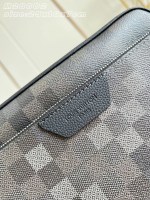 Louis Vuitton Trio Messenger - Image 2