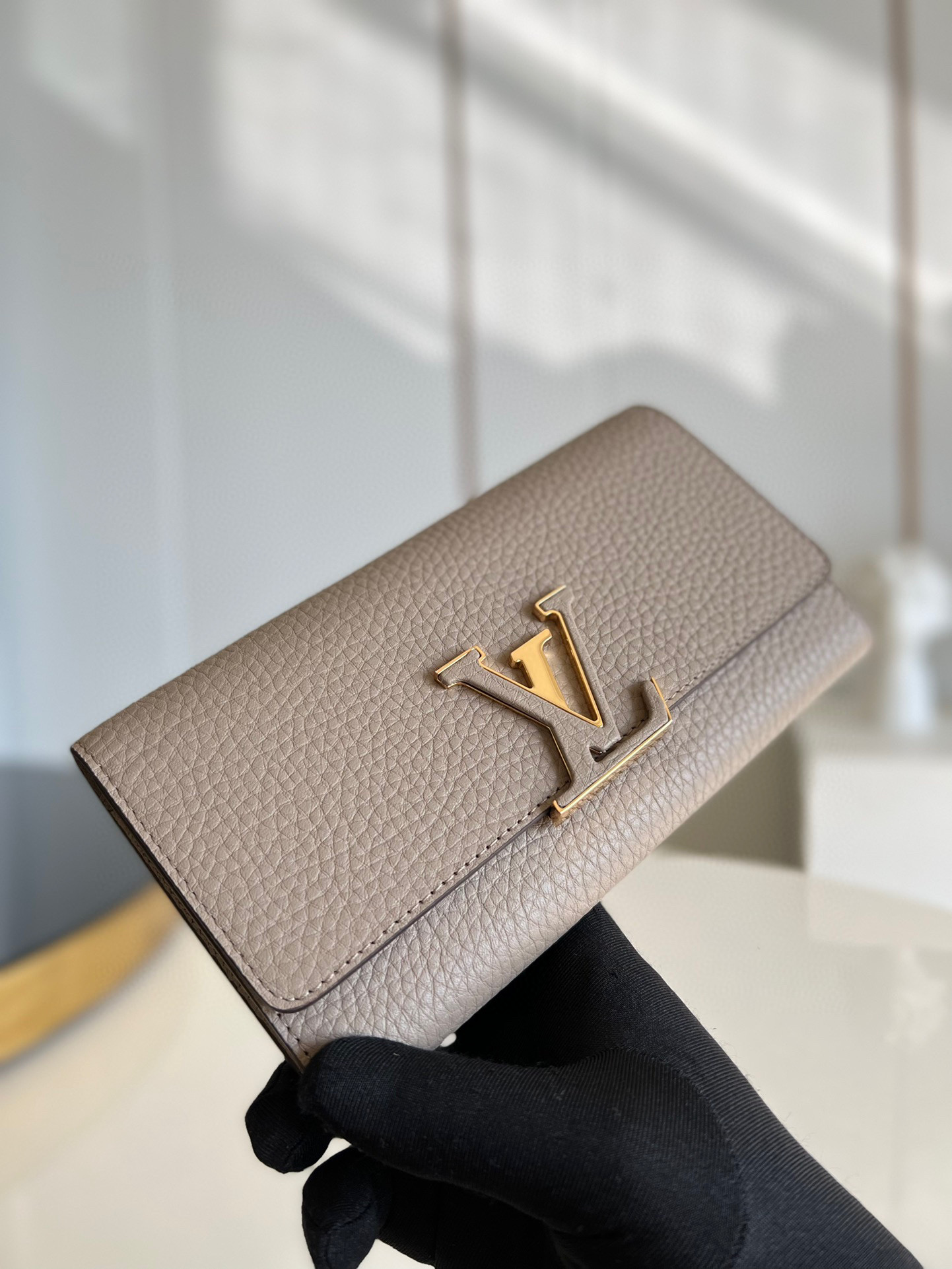HSC-B5A546B245B4 Louis Vuitton wallet capucines - Image 1