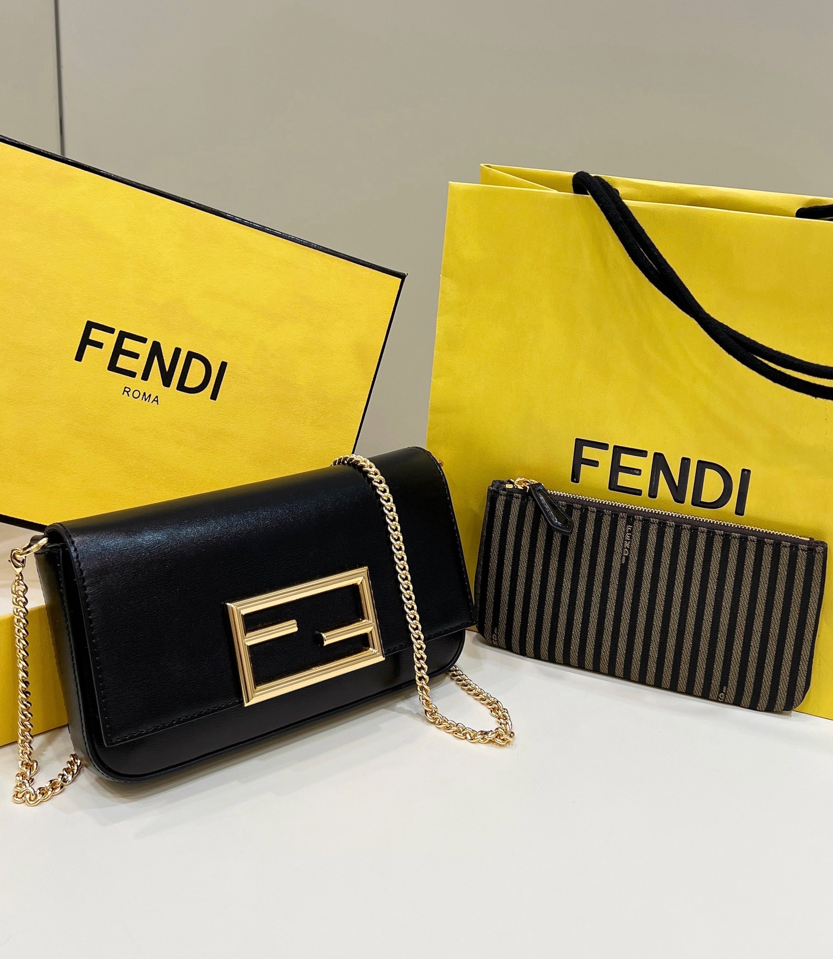 HSC-B85C0DC19B28 Fendi Baguette Bag - Image 1