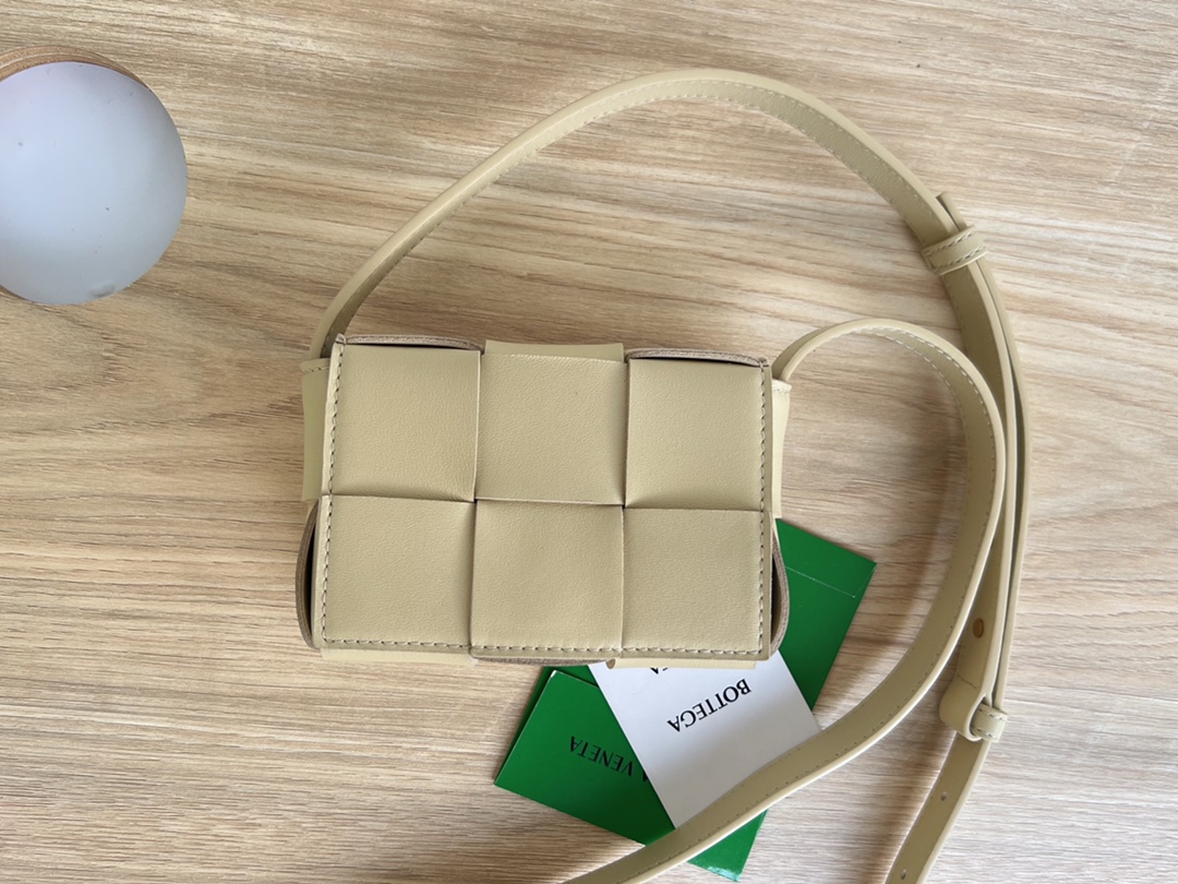 HSC-B8898243E7D8 BOTTEGA VENETA BV Candy Cassette - Image 1