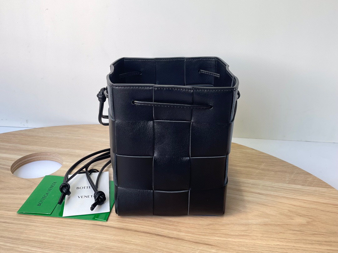HSC-D9A198AE3FB1 Bottega Veneta Small Cassette Cross-Body Bucket - Image 1