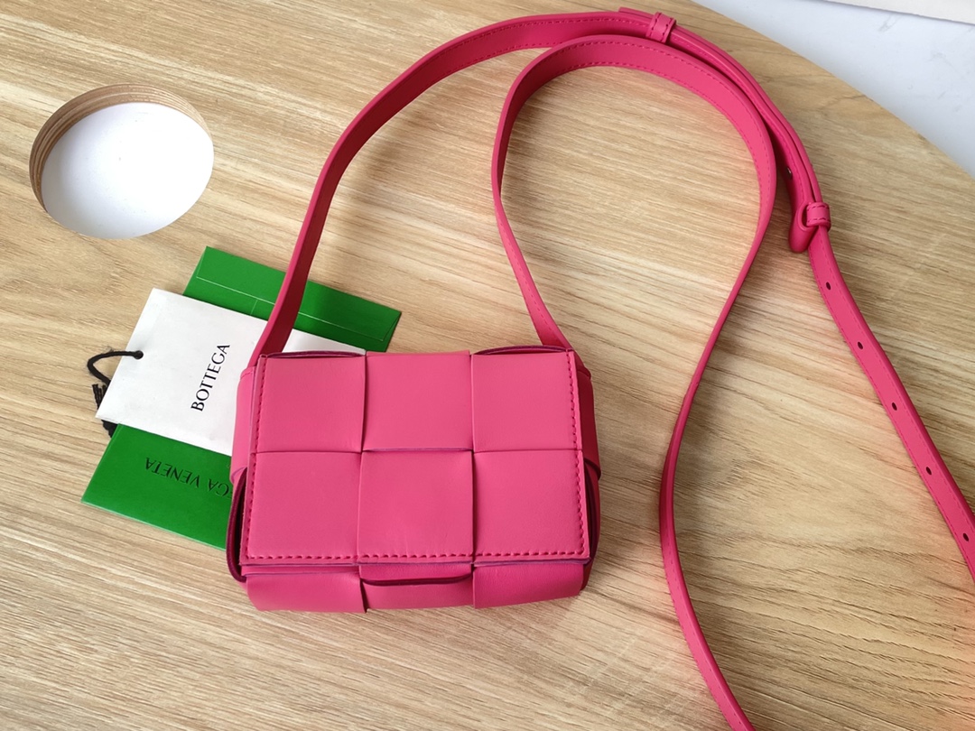 HSC-E4A78F736715 BOTTEGA VENETA BV Candy Cassette - Image 1