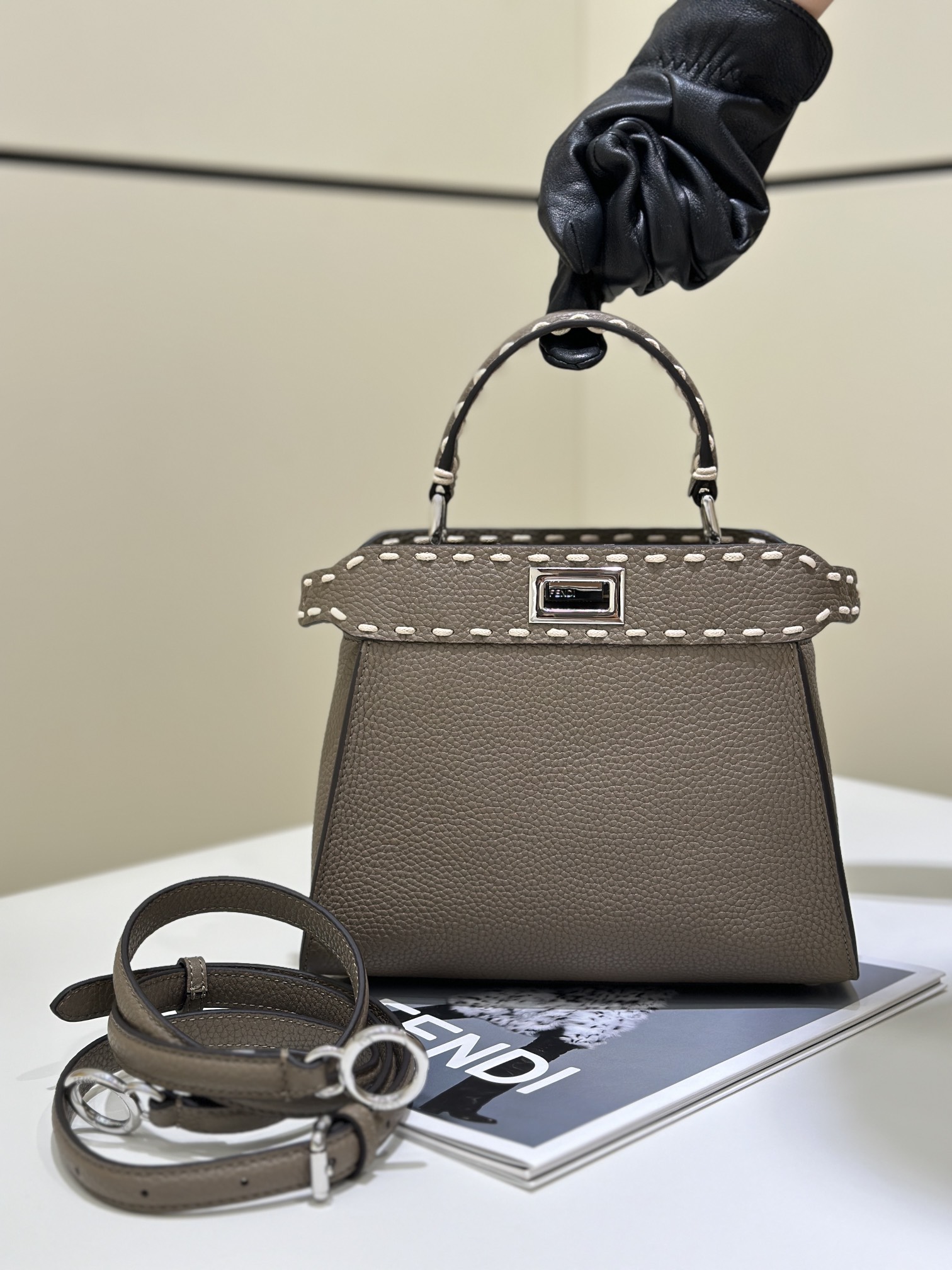 HSC-E843EE47A5D3 Fendi Peekaboo Bag - Image 1