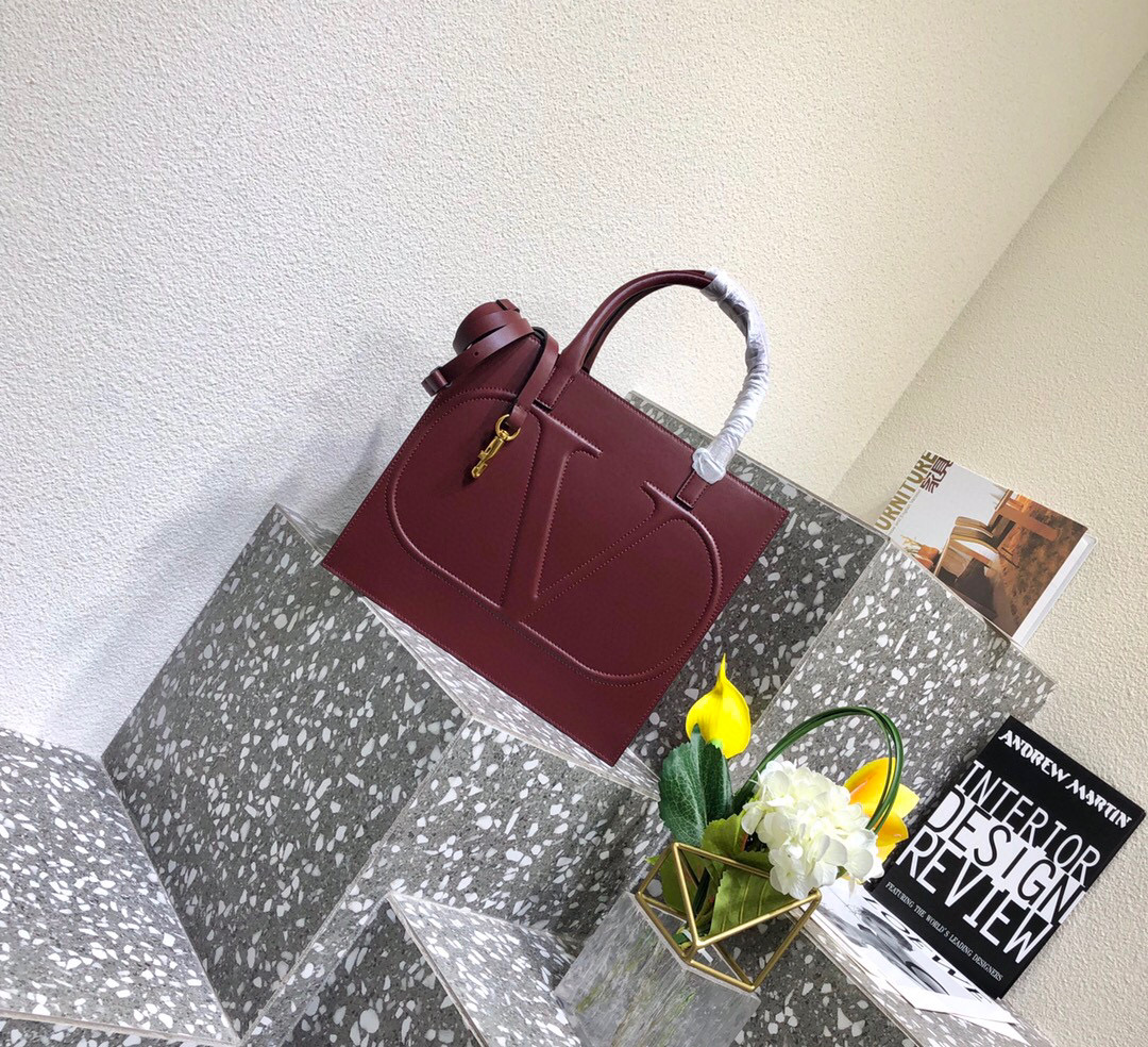 HSC-EB84EE53D01A Valentino Garavani Walk Tote - Image 1